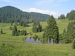 A Varasó-tó, háttérben a Boga-csűr