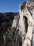 A barlang feletti szikláról