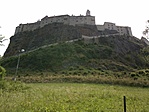 A vár lentről (mászók a hegyen)