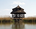 Madármegfigyelő-torony a közelben
